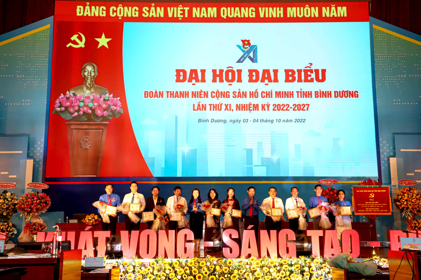 Lãnh đạo Trung ương Đoàn trao tặng Kỷ niệm chương “Vì thế hệ trẻ” của Ban Bí thư Trung ương Đoàn cho các cá nhân (Ảnh: Quốc Chiến)